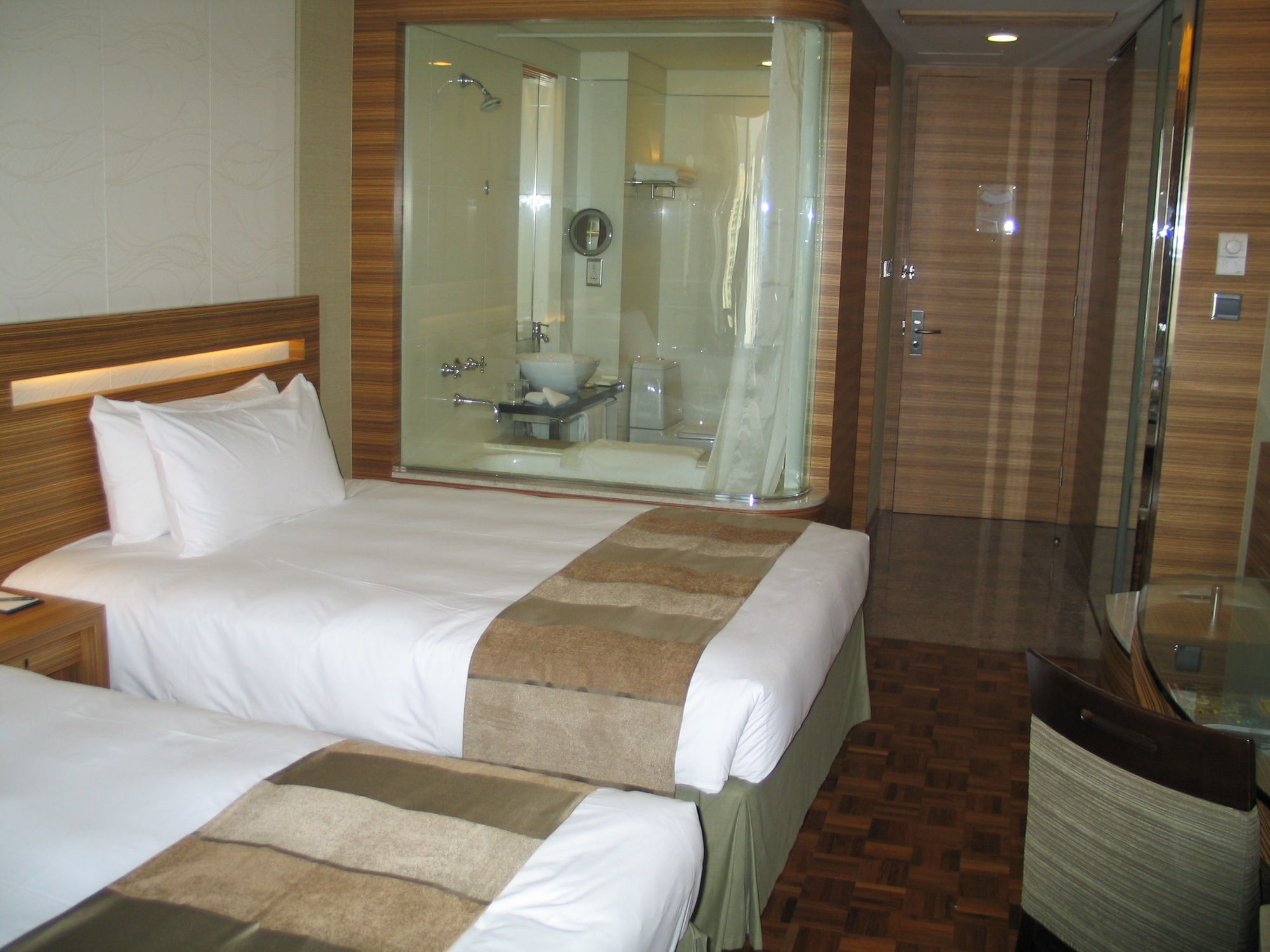 Nina Hotel Tsuen Wan West Hong Kong Dış mekan fotoğraf A room on the Queen Mary 2