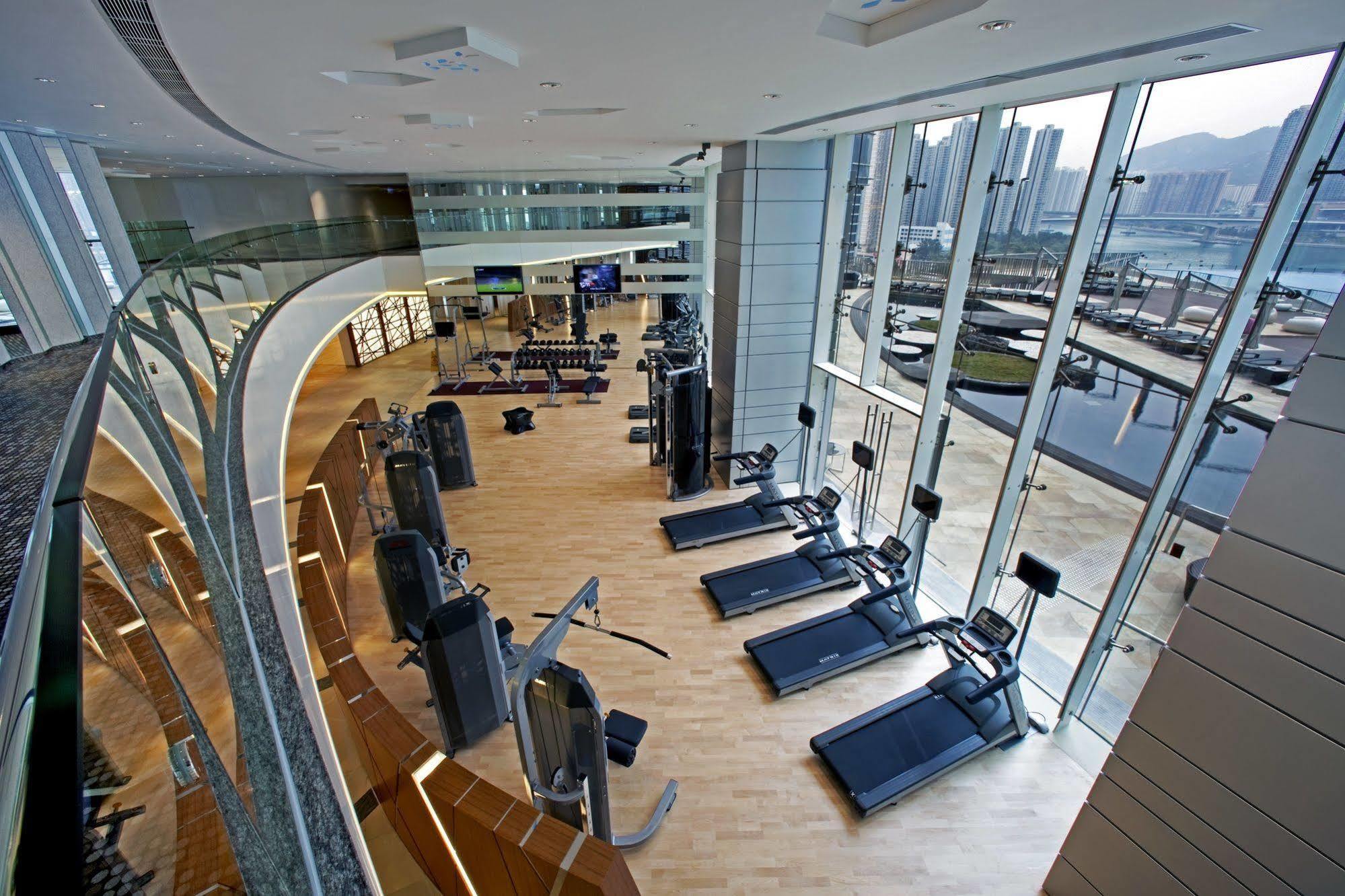 Nina Hotel Tsuen Wan West Hong Kong Dış mekan fotoğraf The gym at the Ritz-Carlton, Hong Kong