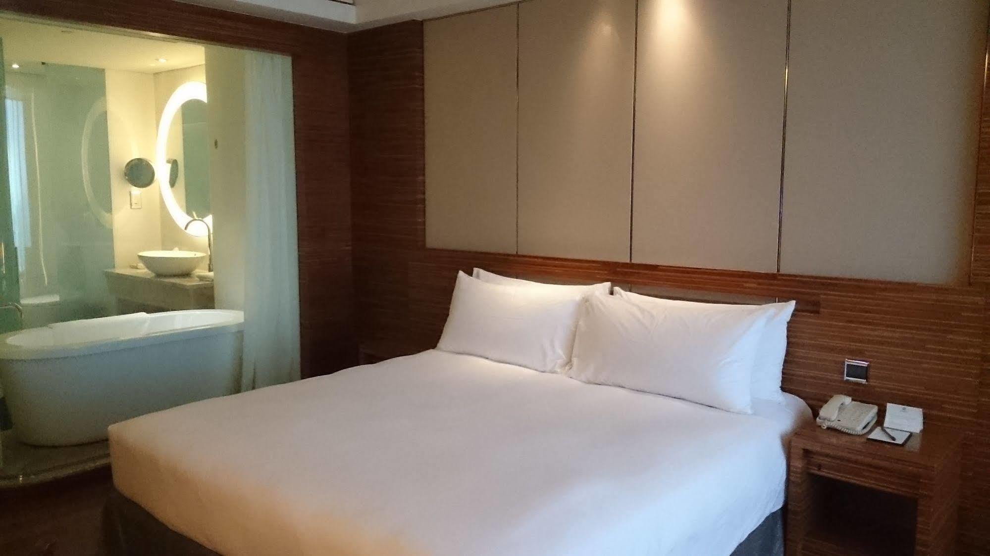 Nina Hotel Tsuen Wan West Hong Kong Dış mekan fotoğraf A room at the hotel